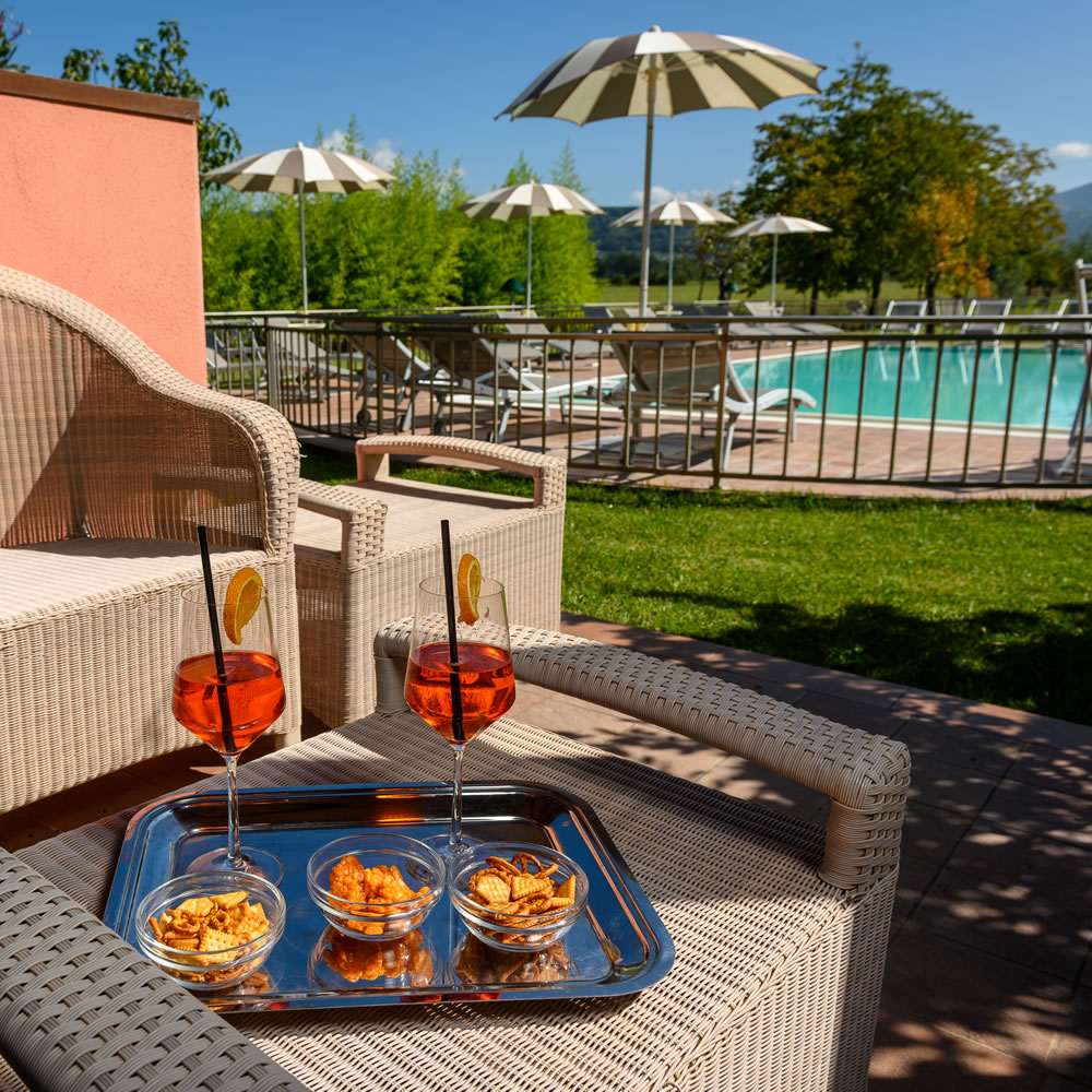hotel campiglione bastia umbra umbria aperitivi in piscina