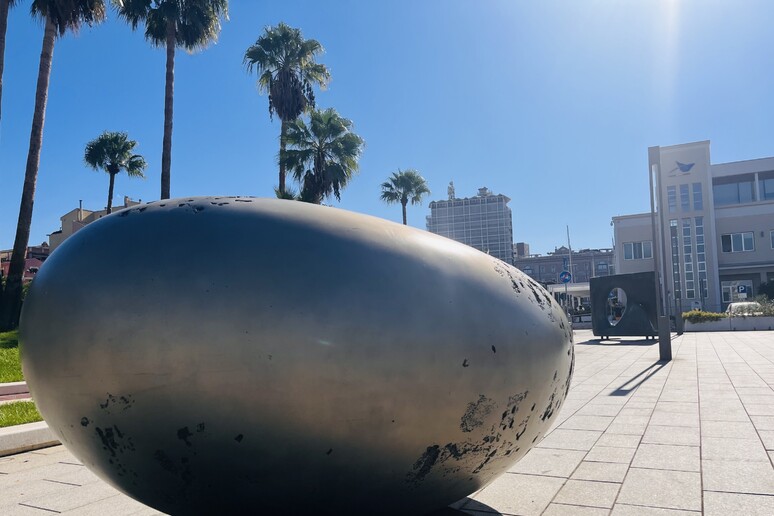 Sculture di Kan Yasuda sul lungomare di Cagliari 2026