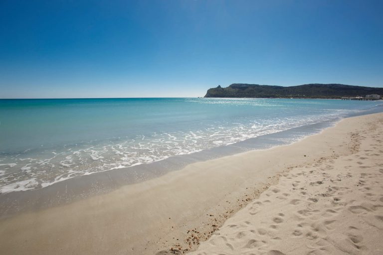 Panoramica della Spiaggia del Poetto e Sella del Diavolo