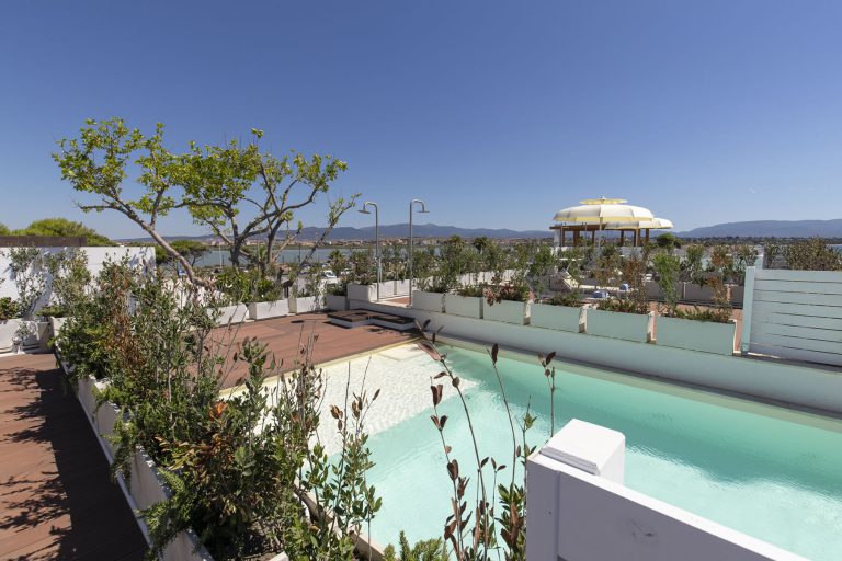 Panoramica della zona relax con piscina riscaldata nella terrazza dell'hotel New Bussola