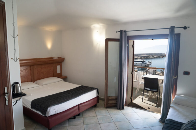 camera tripla vista mare